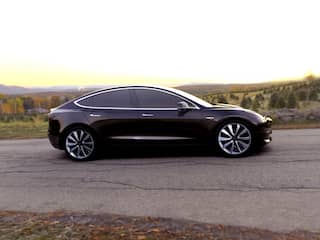Elon Musk overhandigt eerste Model-3 auto's van Tesla