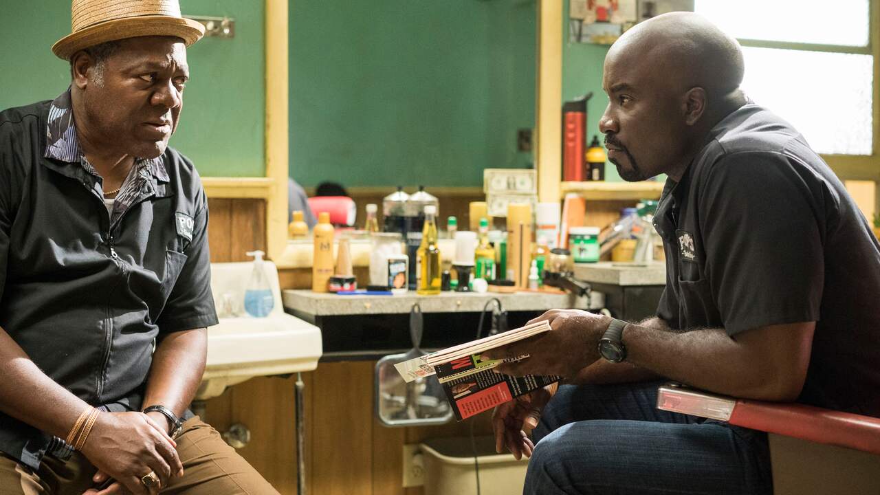 Luke Cage in de kapperszaak waar hij schoonmaakt