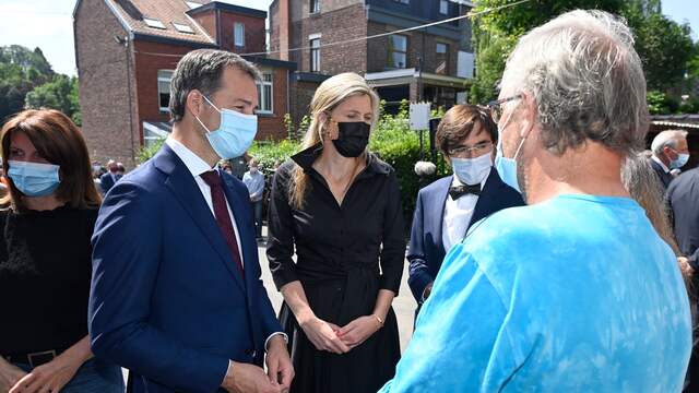 Ook de Belgische premier Alexander De Croo (tweede van links), minister van Binnenlandse Zaken Annelies Verlinden (midden) en de Waalse minister-president Elio Di Rupo bezochten dinsdag het getroffen gebied.