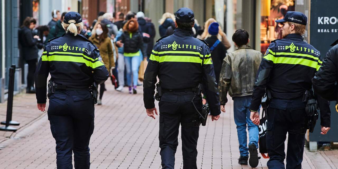 Agenten krijgen zakkenrollers niet te pakken, tot een vrouw te hulp schiet