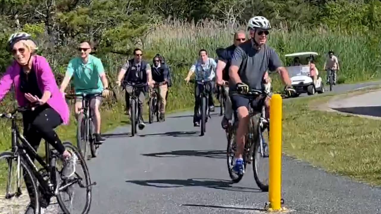 Beeld uit video: President Joe Biden valt van fiets