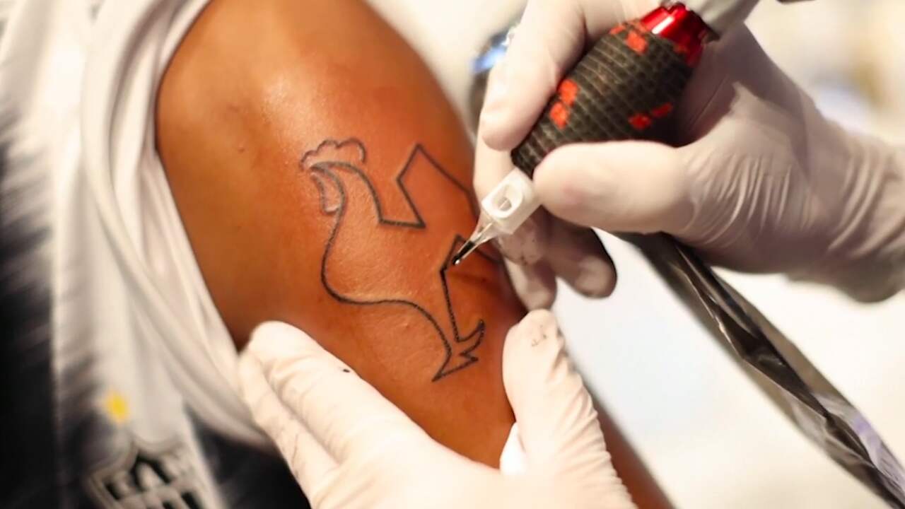 Beeld uit video: Braziliaanse voetbalfans laten gratis tatoeages zetten