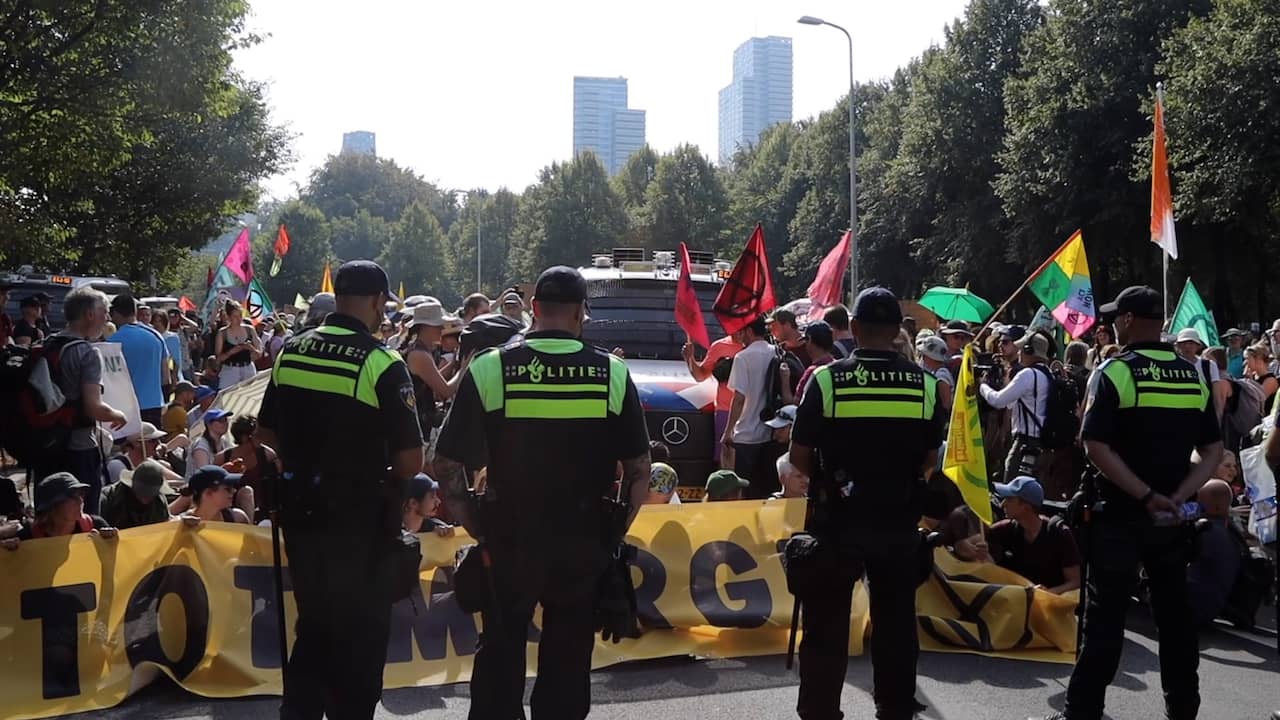 Beeld uit video: Politiebusje probeert door A12-blokkade te komen in Den Haag