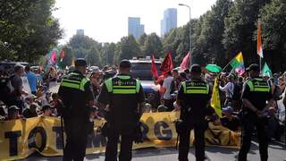 Politiebusje probeert door A12-blokkade te komen in Den Haag