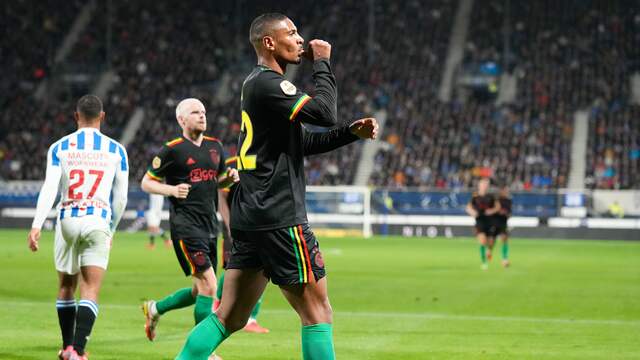 Sébastien Haller steekt een duim in zijn mond na zijn openingstreffer voor Ajax.