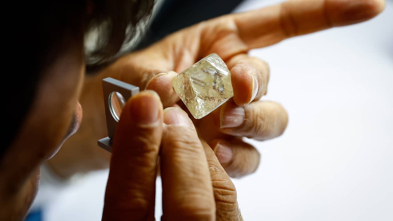 Russian diamonds are once again very popular in the diamond capital of Antwerp  Economie