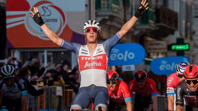 Jasper Stuyven viert zijn verrassende zege in San Remo.