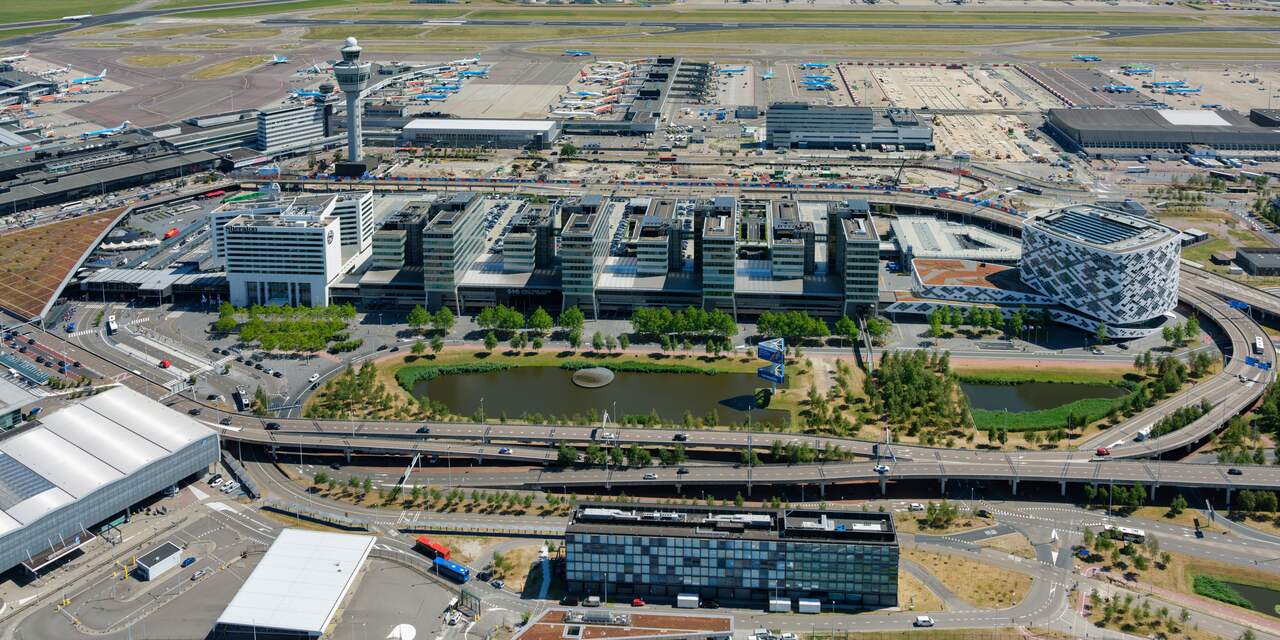 Schiphol raadt reizigers maandag aan om met de trein naar luchthaven te komen
