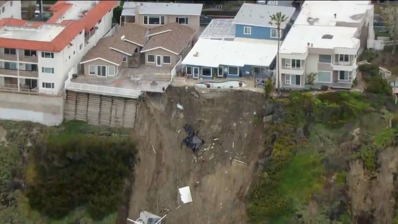Beeld uit video: Woningen dreigen van klif te storten na aardverschuiving in VS