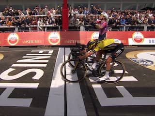 Vos bezorgt juichende Wiebes nachtmerrie en wint rare editie Amstel Gold Race