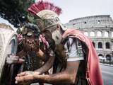 Verder heeft Rome in aanloop naar het Heilig Jaar straatartiesten, verkleed als Romeinse centurion, verboden. Zij kwamen de laatste tijd in opspraak omdat ze toeristen geld zouden aftroggelen.
