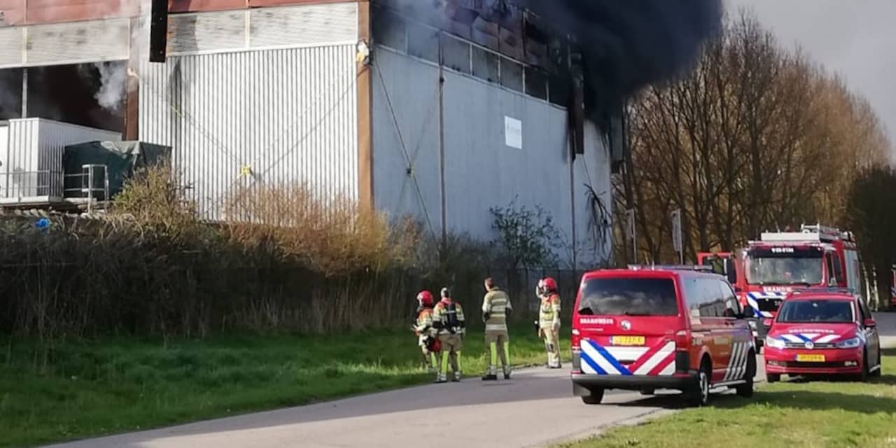 Grote brand uitgebroken bij recyclingbedrijf in Almere