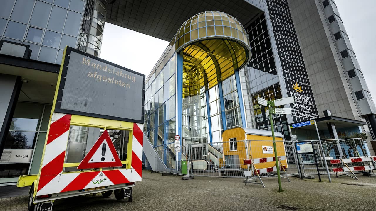 Urgent removal of the roof of the dangerous Nelson Mandela bridge in Zoetermeer |  Interior