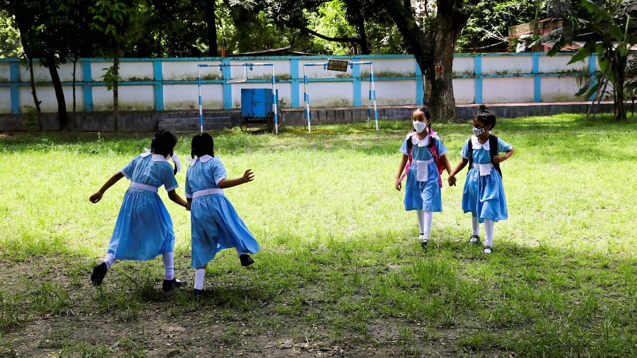 In Bangladesh lopen meisjes een groter risico op schooluitval dan jongens. Hulporganisatie Simavi probeert daar iets aan te doen.