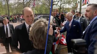 Britse royals begroeten fans op dag voor kroning Charles