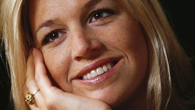 Máxima in 2001, een van de eerste portretfoto's. Ze is dan net verloofd met Willem-Alexander, die ze in 1999 ontmoette.