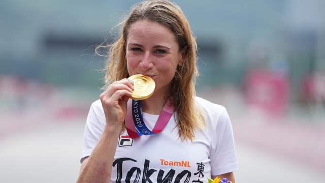 Annemiek van Vleuten met haar gouden medaille.