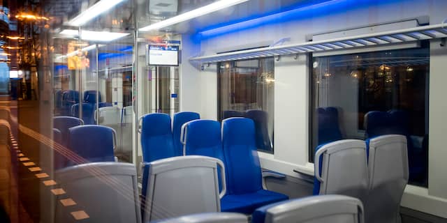 Man in gezicht gestoken in trein: dader op de vlucht