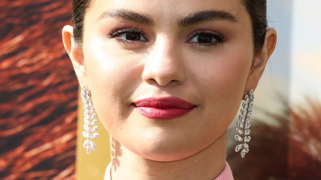 Selena Gomez baalde dat eerste zoen op televisie was met Dylan Sprouse |  Achterklap | NU.nl