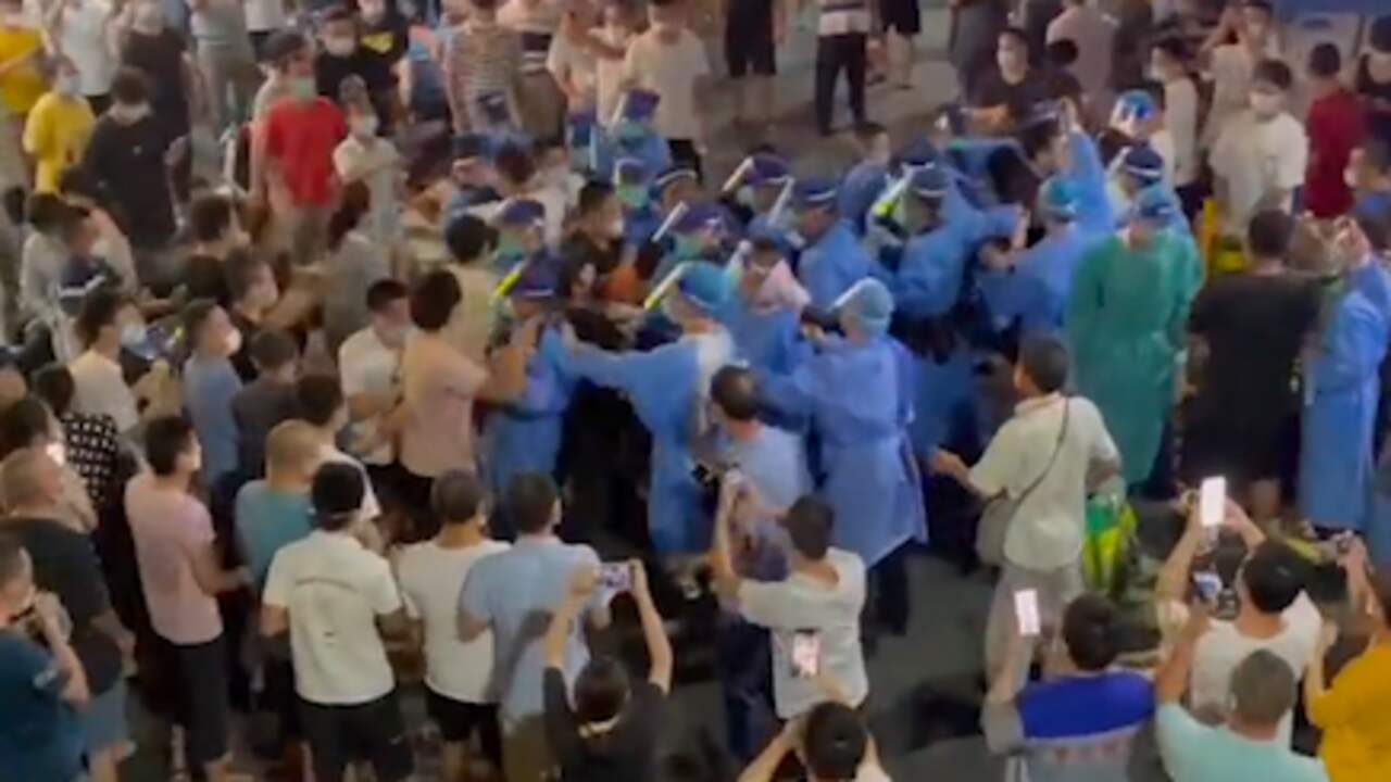 Beeld uit video: Chinezen vallen overheidsmedewerkers aan na aankondiging lockdown