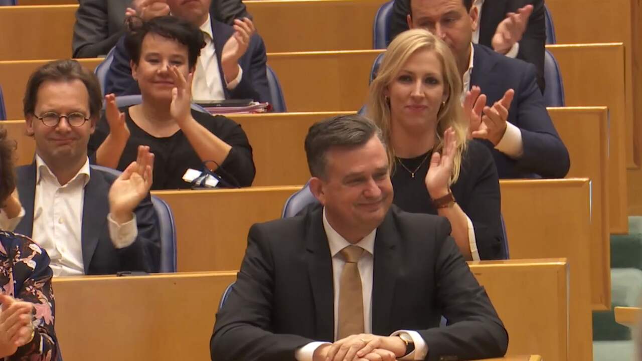 Beeld uit video: Langdurig applaus voor Roemer bij afscheid Kamer