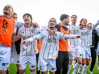 Vitesse wint de degradatiestrijd bij Excelsior en laat laatste plek achter in de Eredivisie