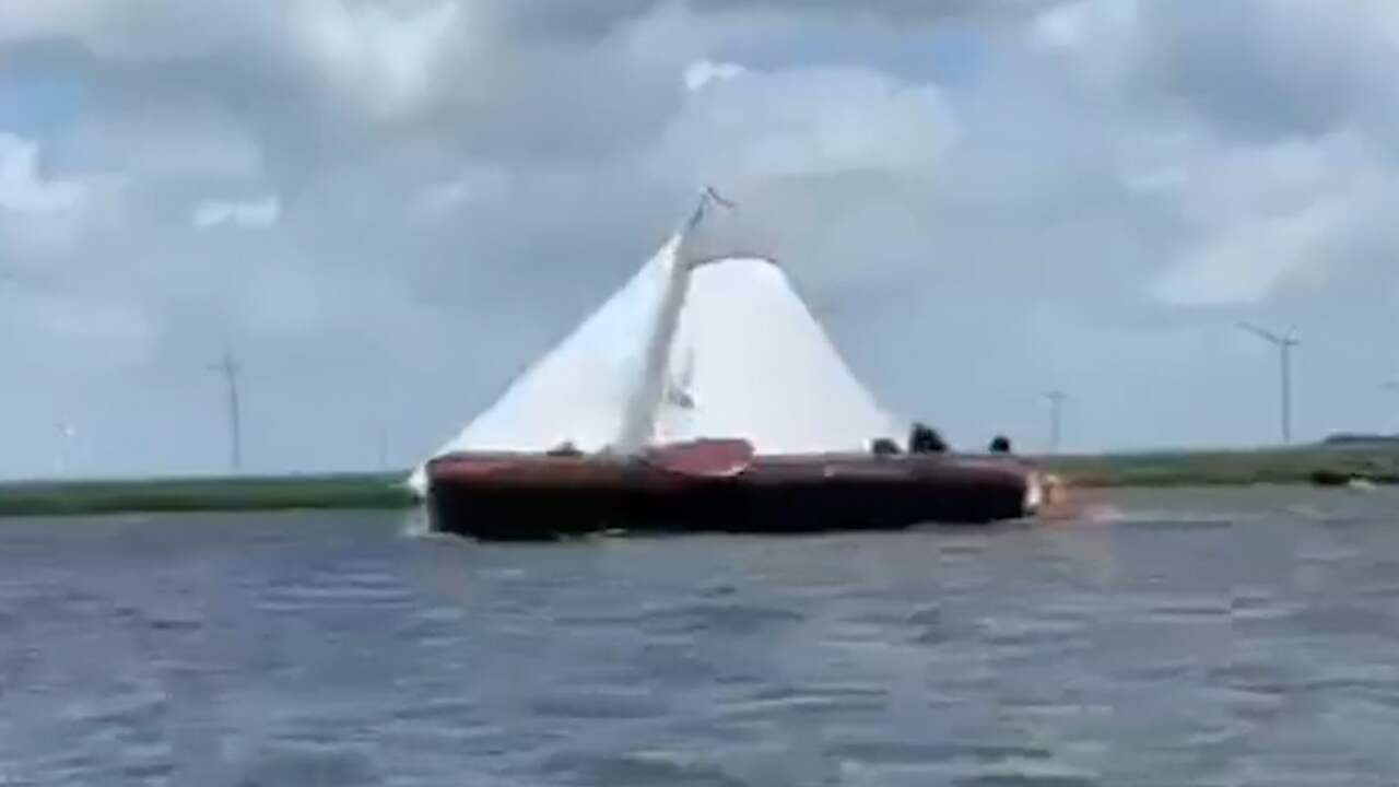 Beeld uit video: Zeilschip kapseist tijdens zeilwedstrijd in Bunschoten-Spakenburg