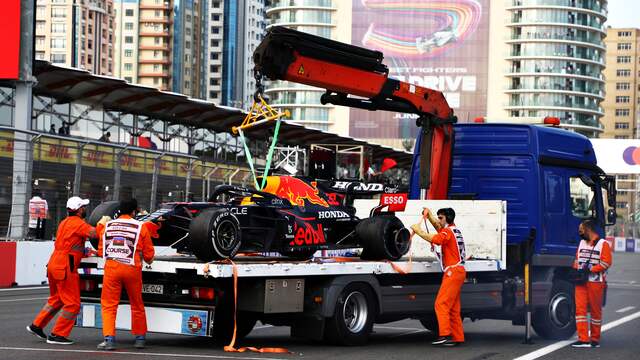 De auto van de Limburger werd net als die van Lance Stroll opgehaald door de takelwagen.
