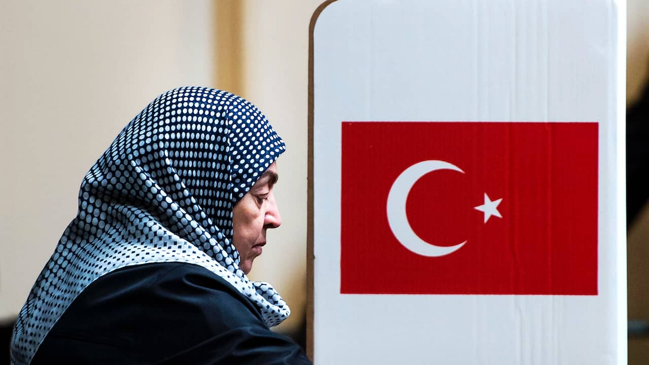 Beeld uit video: Waarom Turkse Nederlanders weer mogen stemmen