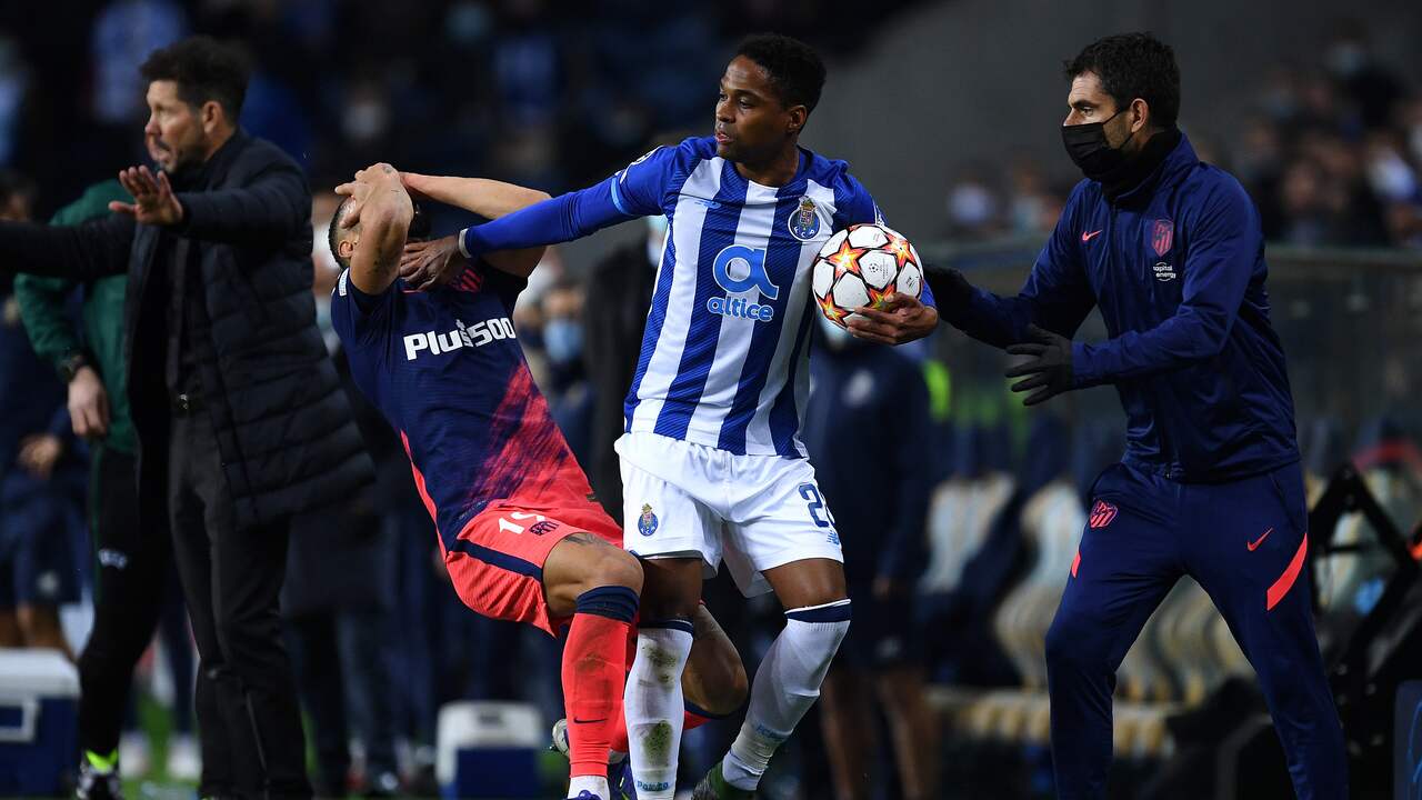 FC Porto-aanvaller Wendell kreeg rood na een slaande beweging.