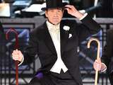 Kevin Spacey zingt verkleed als vrouw tijdens uitreiking Tony Awards