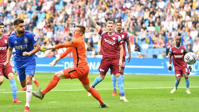Robin Pröpper kopt de 0-1 binnen tegen Vitesse.