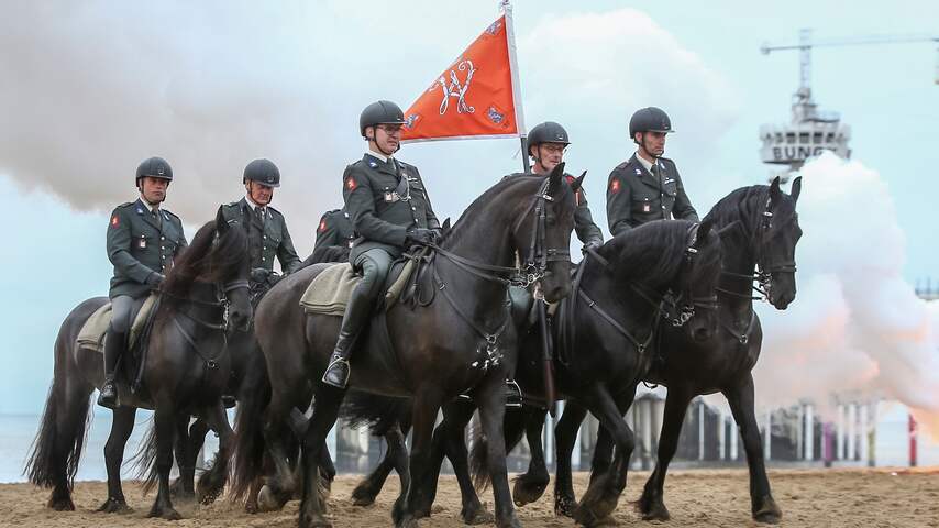 Paarden en ruiters oefenen in Scheveningen voor Prinsjesdag