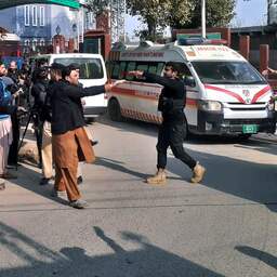 Zeker 28 doden en ruim 150 gewonden bij explosie in Pakistaanse moskee