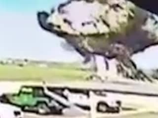 Beveiligingscamera filmt dodelijke crash van klein vliegtuig in Texas