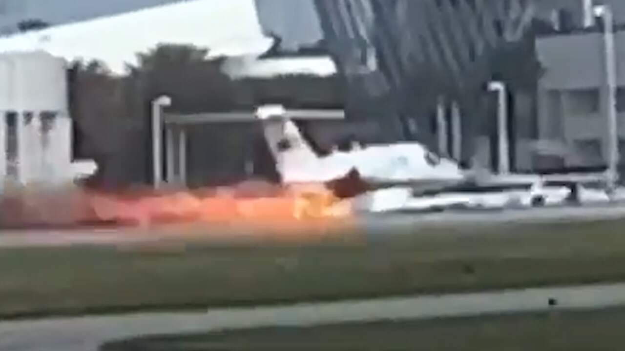 Beeld uit video: Klein vliegtuig vat vlam tijdens noodlanding in Verenigde Staten