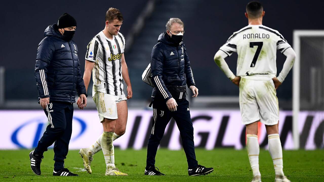 Matthijs de Ligt strompelde twee minuten voor tijd geblesseerd van het veld.