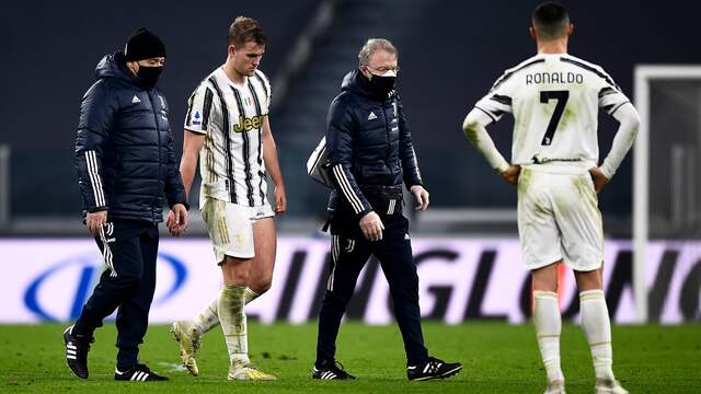 Matthijs de Ligt strompelde twee minuten voor tijd geblesseerd van het veld.