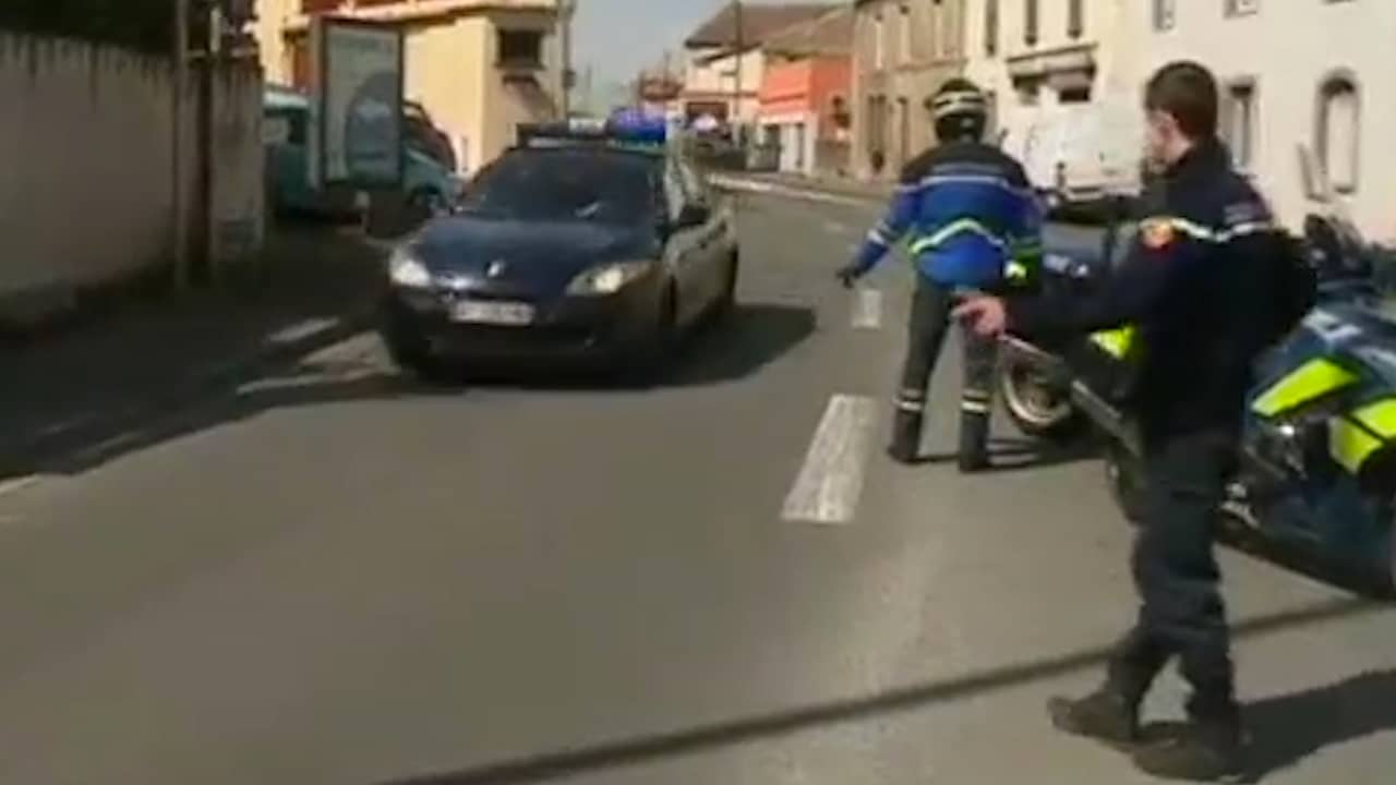 Beeld uit video: Enorme politiemacht rijdt naar gijzeling in Frankrijk toe