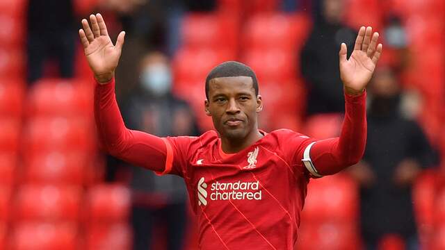 Georginio Wijnaldum zwaait naar de Liverpool-supporters tijdens de laatste competitiewedstrijd van afgelopen seizoen.