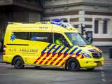Auto ziet fiets over het hoofd in Zwolle: man gewond naar ziekenhuis