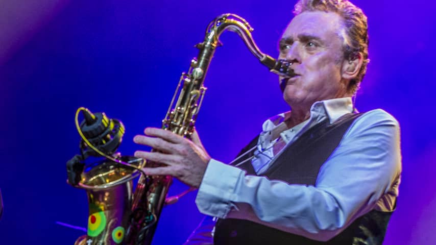 UB40-saxofonist weigert te stoppen met drinken en roken na hersentumor