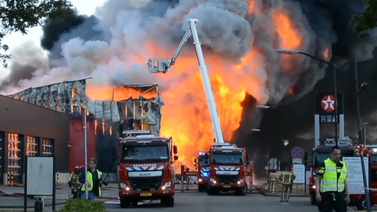 Beeld uit video: Hoogwerker in Hapert brandt volledig uit door zeer grote brand