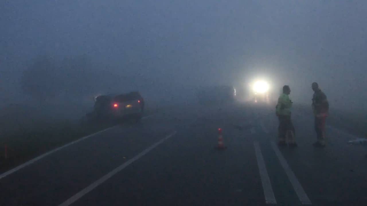 Beeld uit video: Ravage na dodelijk ongeluk op in dichte mist gehulde N305