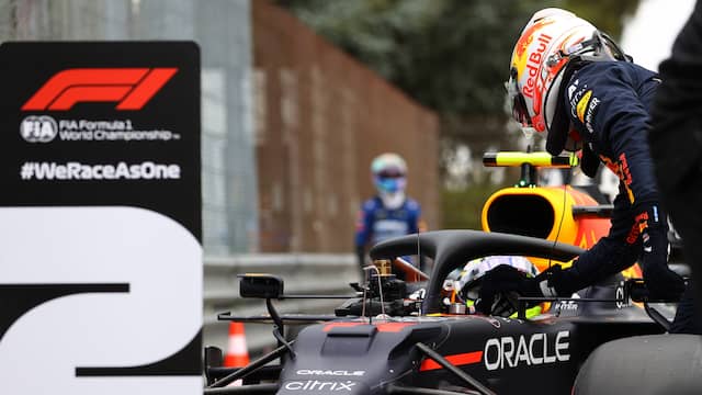 Max Verstappen feliciteert Sergio Pérez met de beste kwalificatie uit zijn loopbaan.