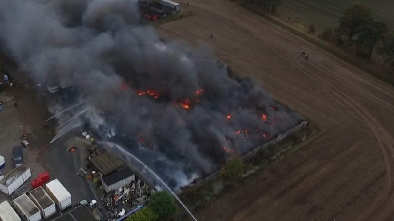 Beeld uit video: Luchtbeelden tonen schade grote brand Someren-Heide