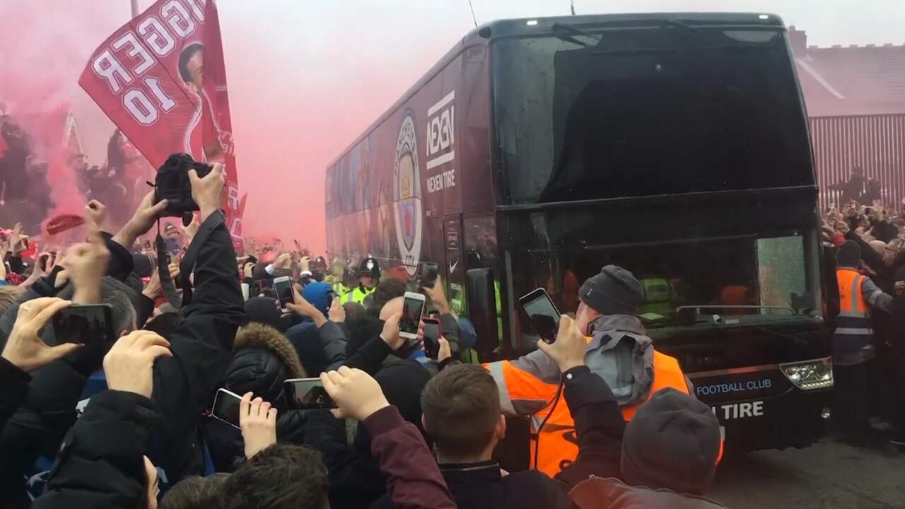 Fans Liverpool bekogelen spelersbus Manchester City