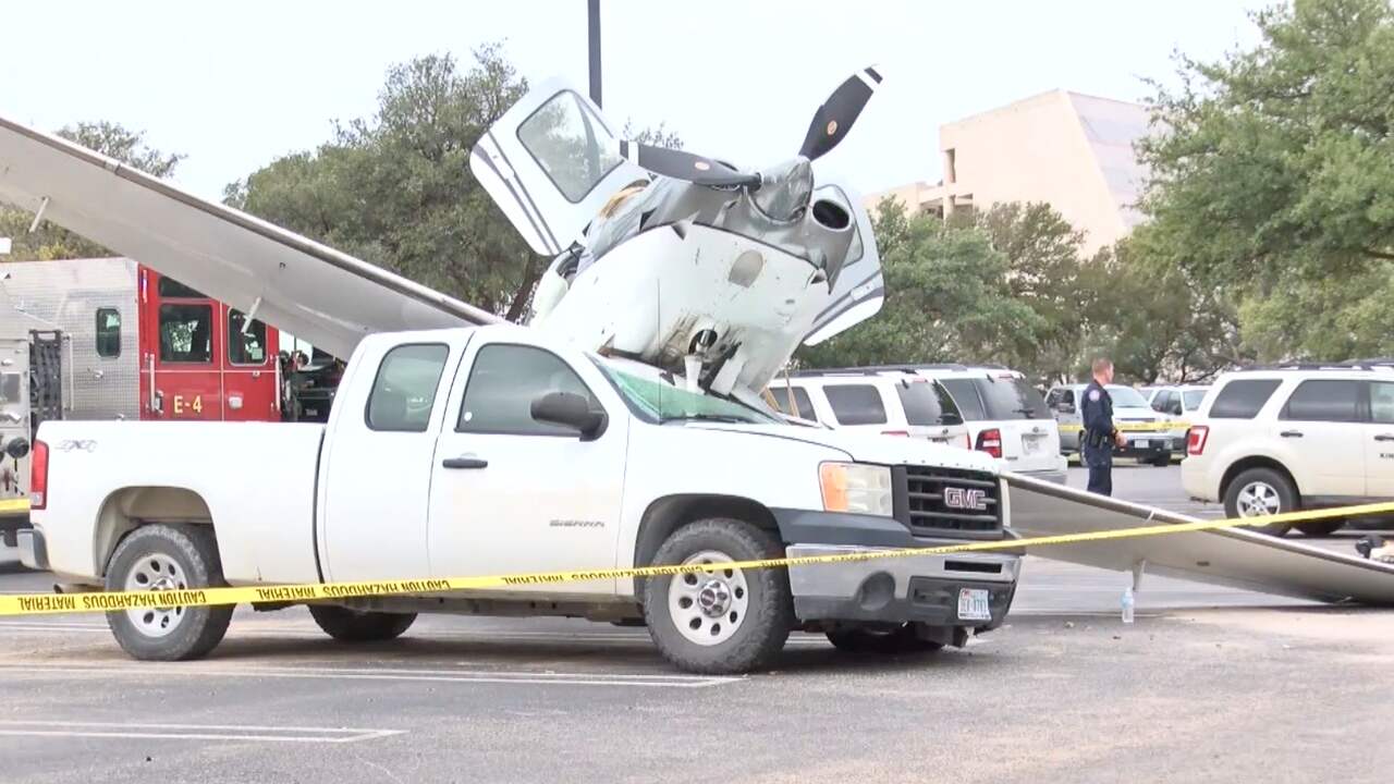 Beeld uit video: Klein vliegtuig stort neer op geparkeerde auto in Texas