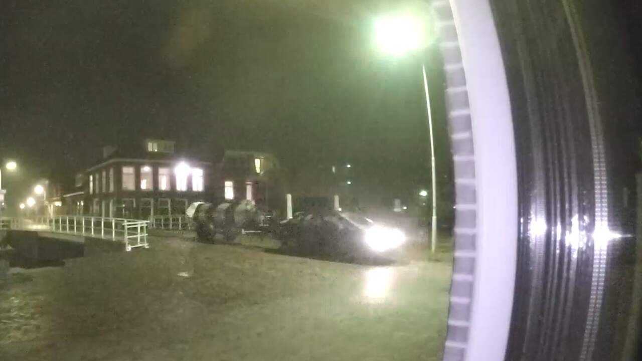 Beeld uit video: Carbidkanon op aanhanger gaat af bij hotel in Joure