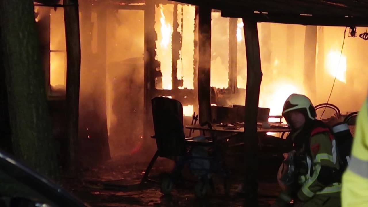 Woning gaat volledig in vlammen op bij dodelijke brand in Strijbeek